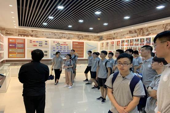 参观院史馆